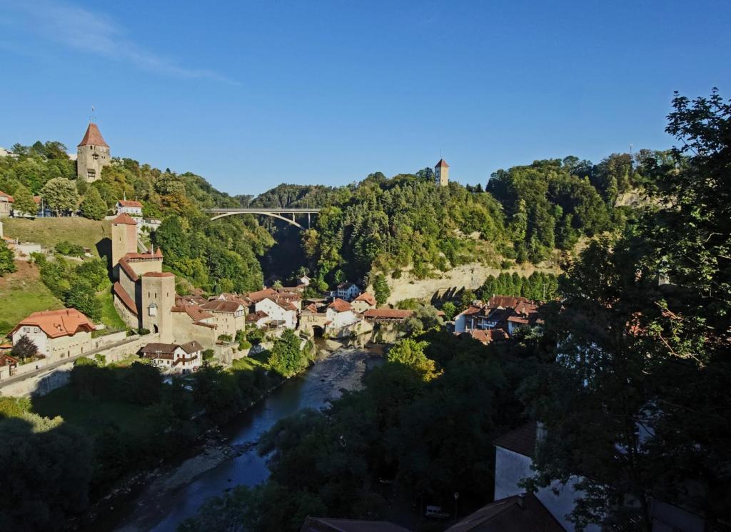 Freiburg [Fribourg]: Unterstadt mit Fluss Saane und Galteragraben (2023)