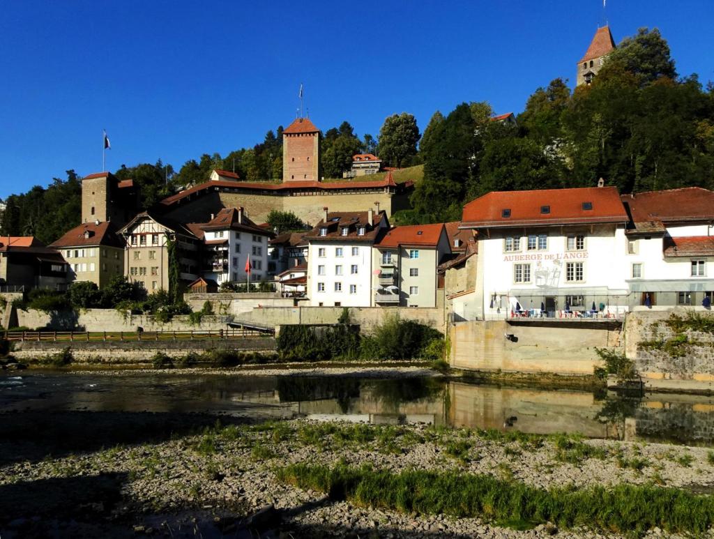 Freiburg [Fribourg]: Unterstadt an der Saane und Befestigungsanlagen (2023)