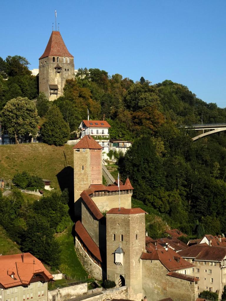 Freiburg [Fribourg]: Berntor - Katzenturm - Roter Turm [von unten] (2023)