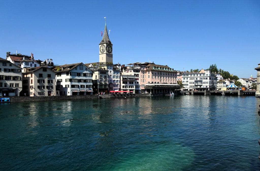 Zürich: westliches Limmatufer mit Peterskirche (2023)