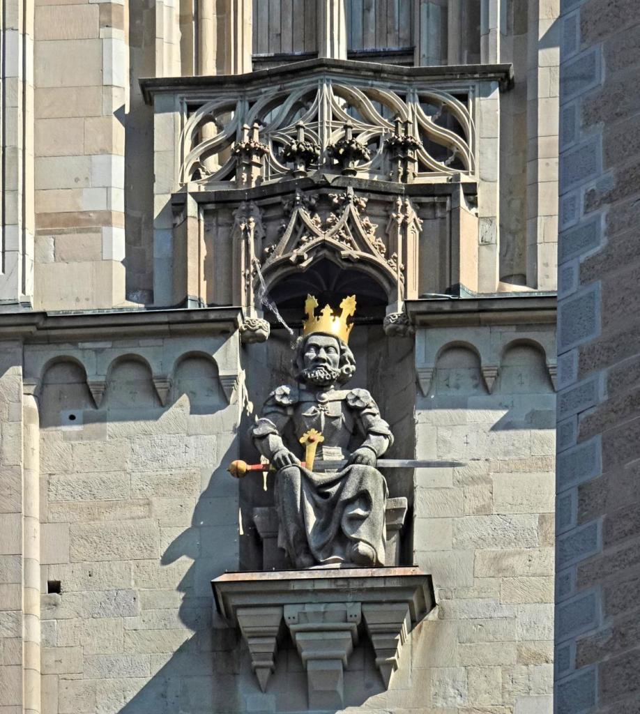Zürich: Großmünster Statue Karls des Großen am Südturm (2023)
