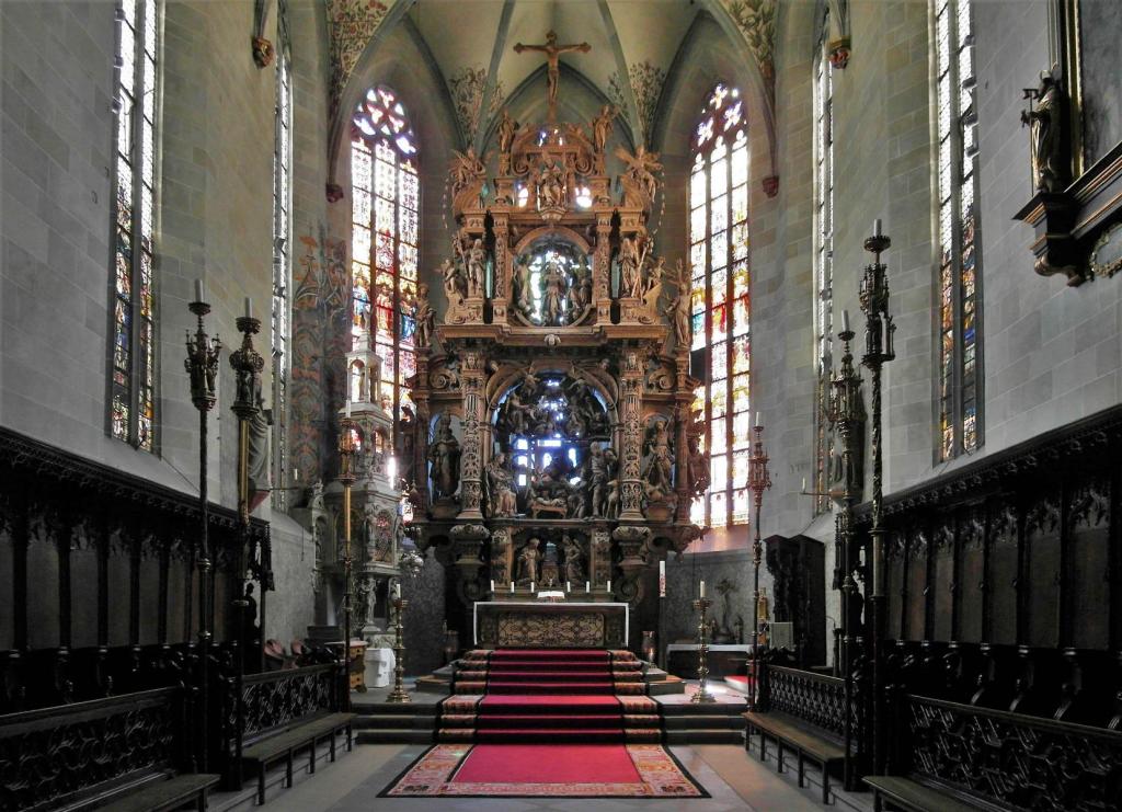 Überlingen: Münster Chor, hinten Hochaltar von Jörg Zürn (2017)