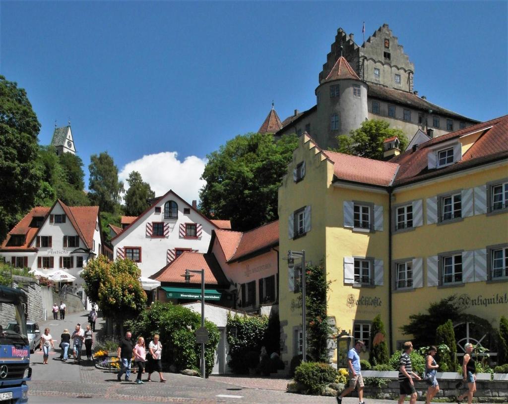 Meersburg: Blick vom Unterstadttor zur Burg (2017)