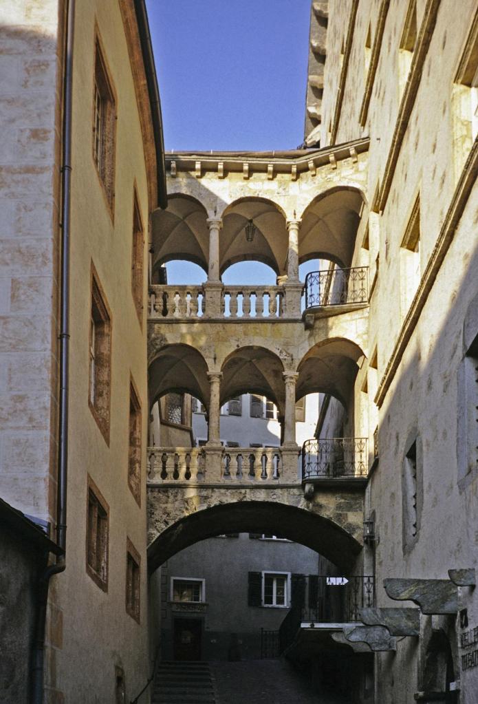 Brig: Stockalperpalast Brückenloggia zwischen Palast und altem Haus (1989)