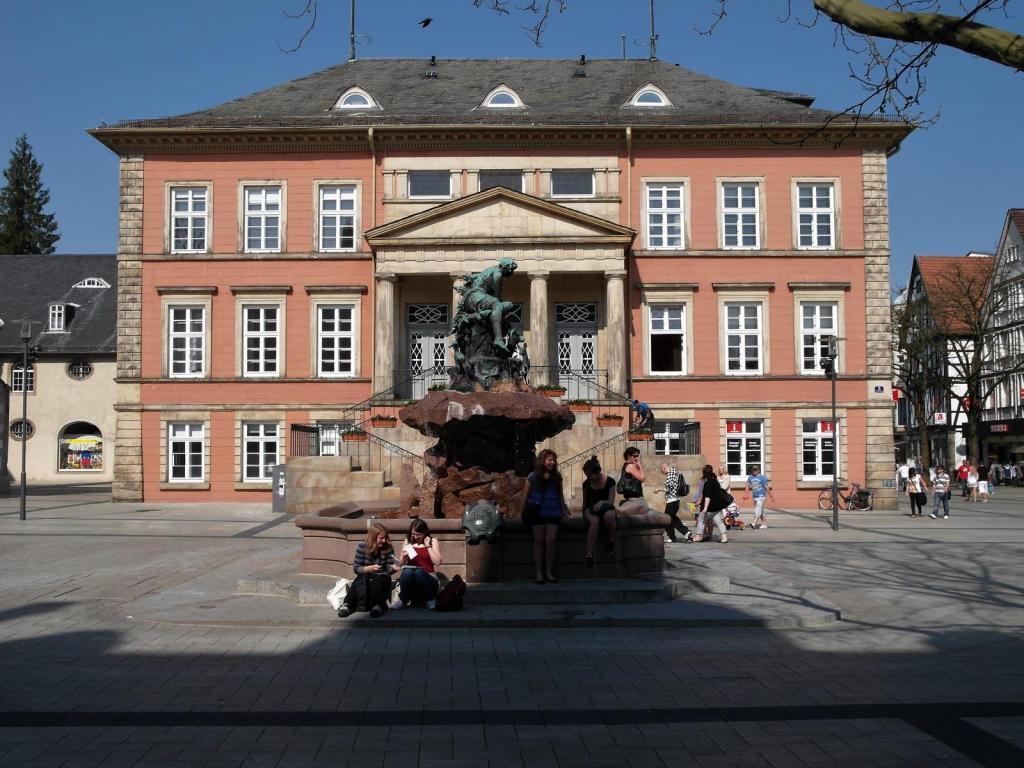 Detmold: Rathaus, davor Donopbrunnen (2011)