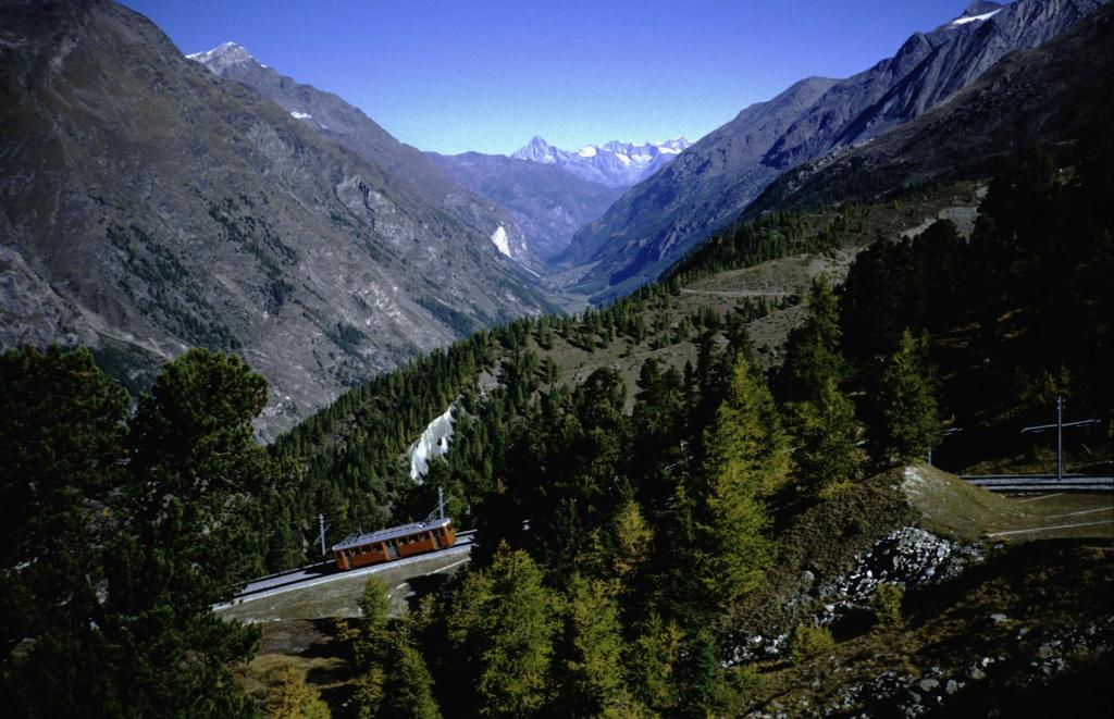 Auffahrt zum Gornergrat, hinten Mattertal (1989)