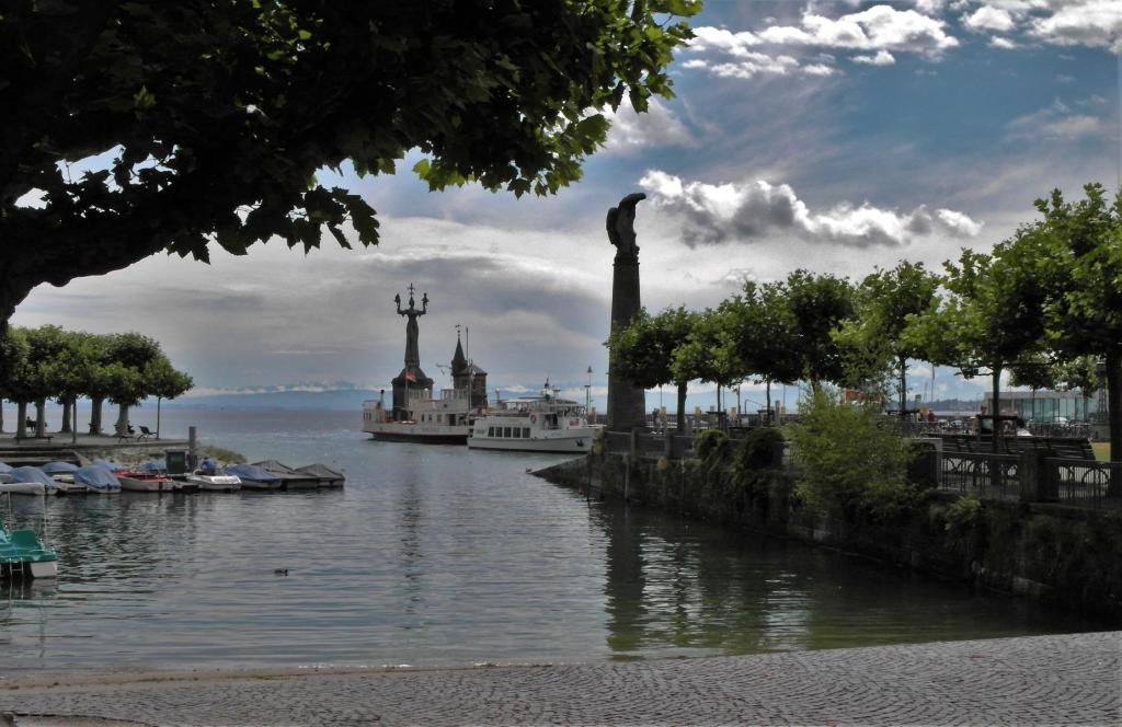 Konstanz: Blick zum Zeppelin-Denkmal und zur Imperia (2017)