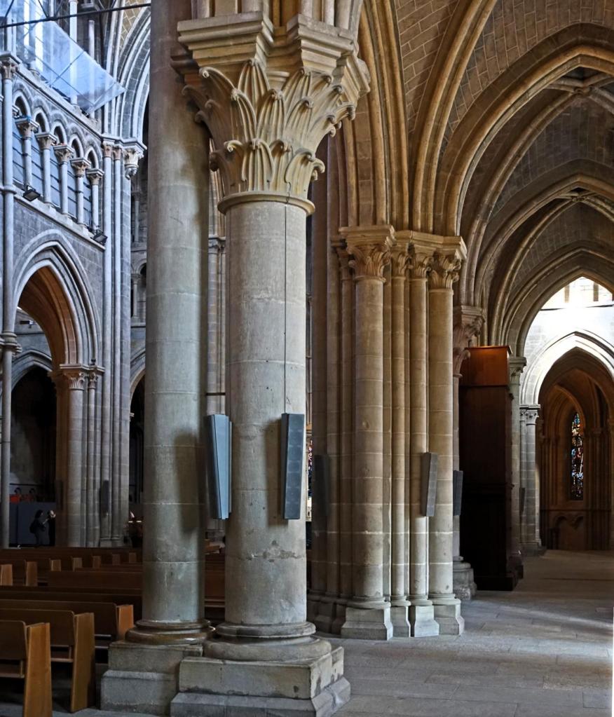 Lausanne: Kathedrale Säulen zwischen Seitenschiff und Mittelschiff (2023)