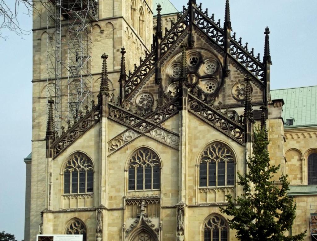 Münster: Dom Giebel von Westquerschiff und Paradiesvorhalle (2012)