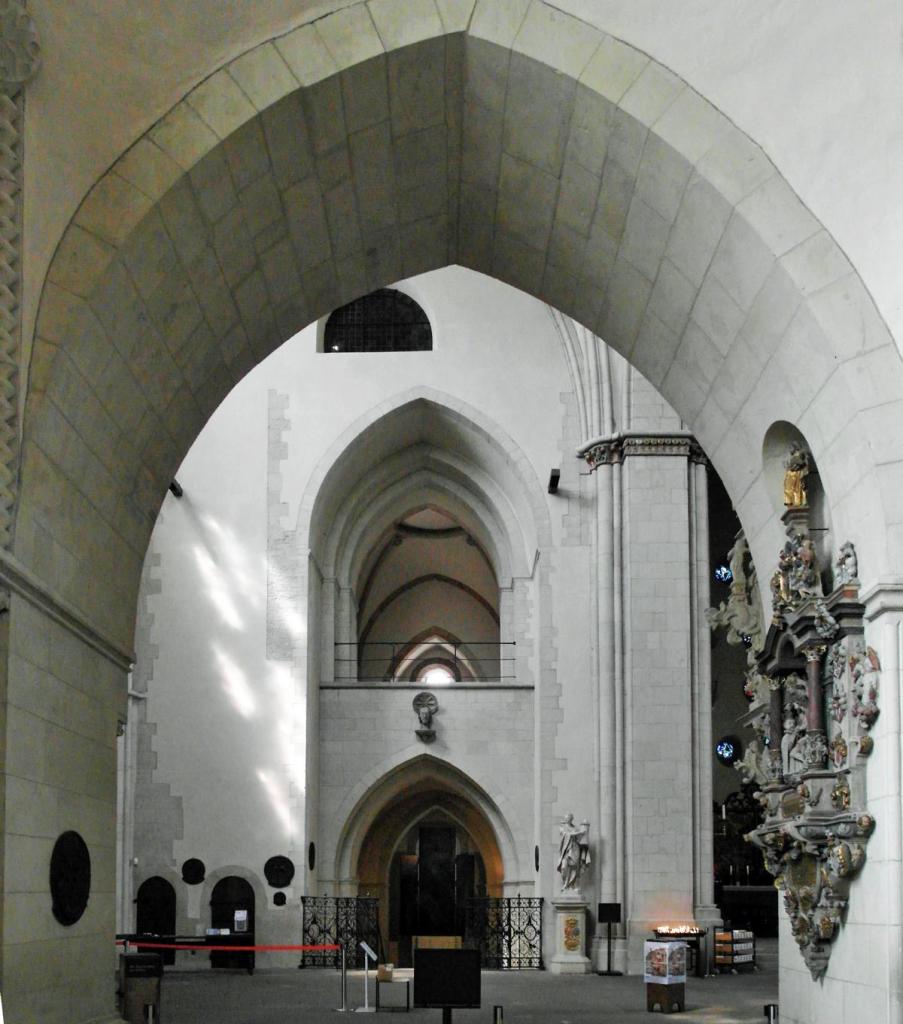 Münster: Dom Blick durch das südliche Westquerhaus zur Innenwand des Südturms (2020)