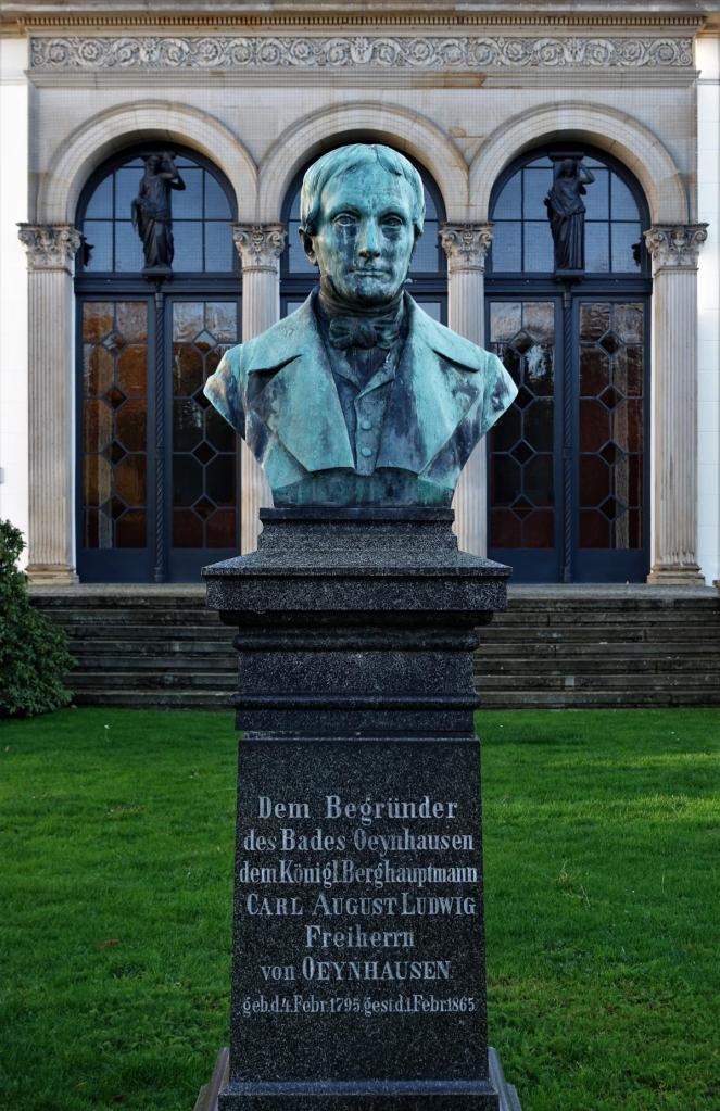 Bad Oeynhausen: Büste von Karl von Oeynhausen vor dem Badehaus I (2022)