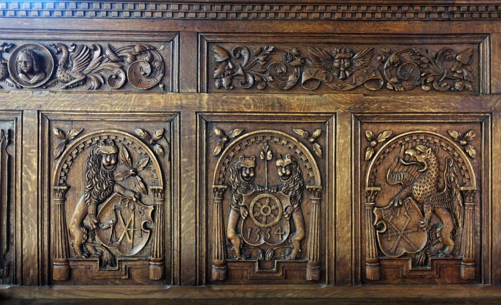 Osnabrück: Rathaus Friedenssaal - Gestühl mit Wappen von Osnabrück [Mitte] und zweier Bürgermeister (2022)