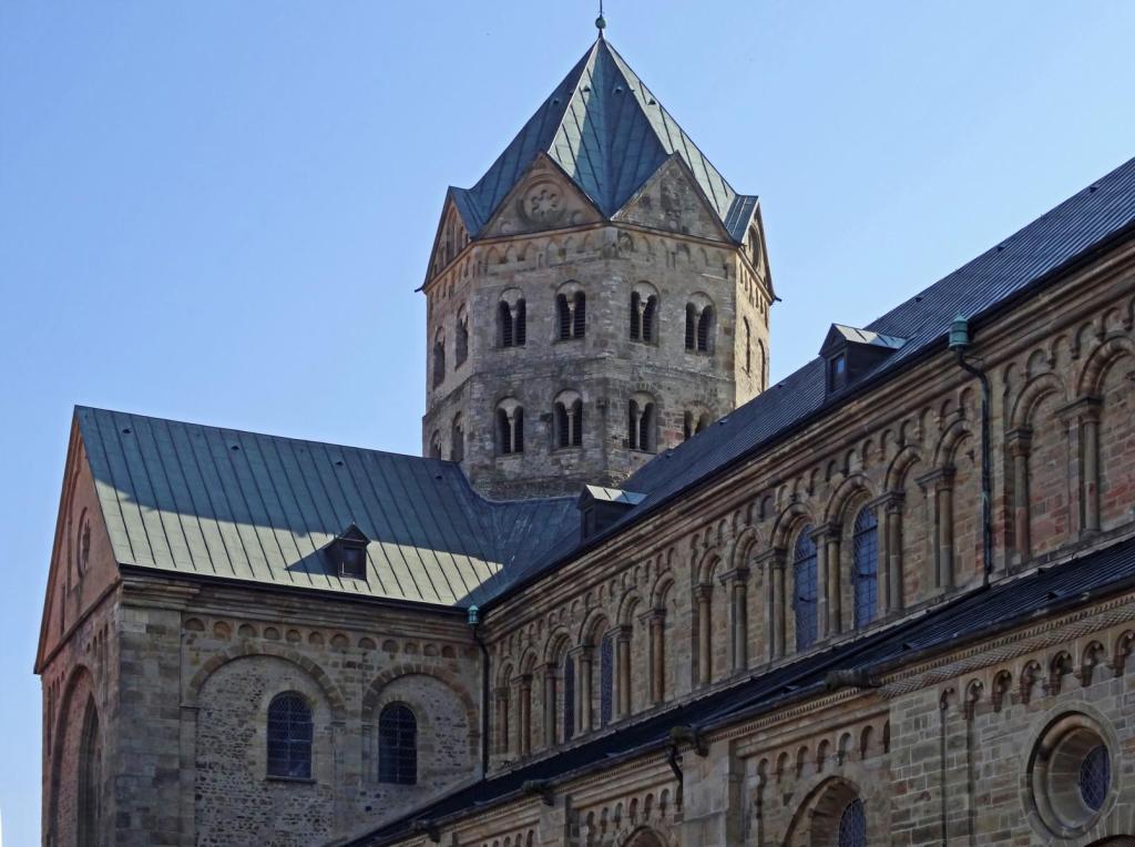Osnabrück: Dom Nordseite mit Vierungsturm (2022)