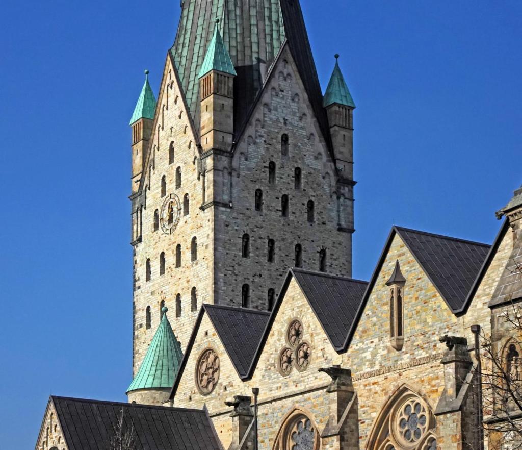 Paderborn: Dom Südseite und Turm (2024)