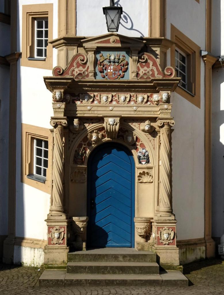 Paderborn: Schloss Neuhaus Innenhof Portal (2024)