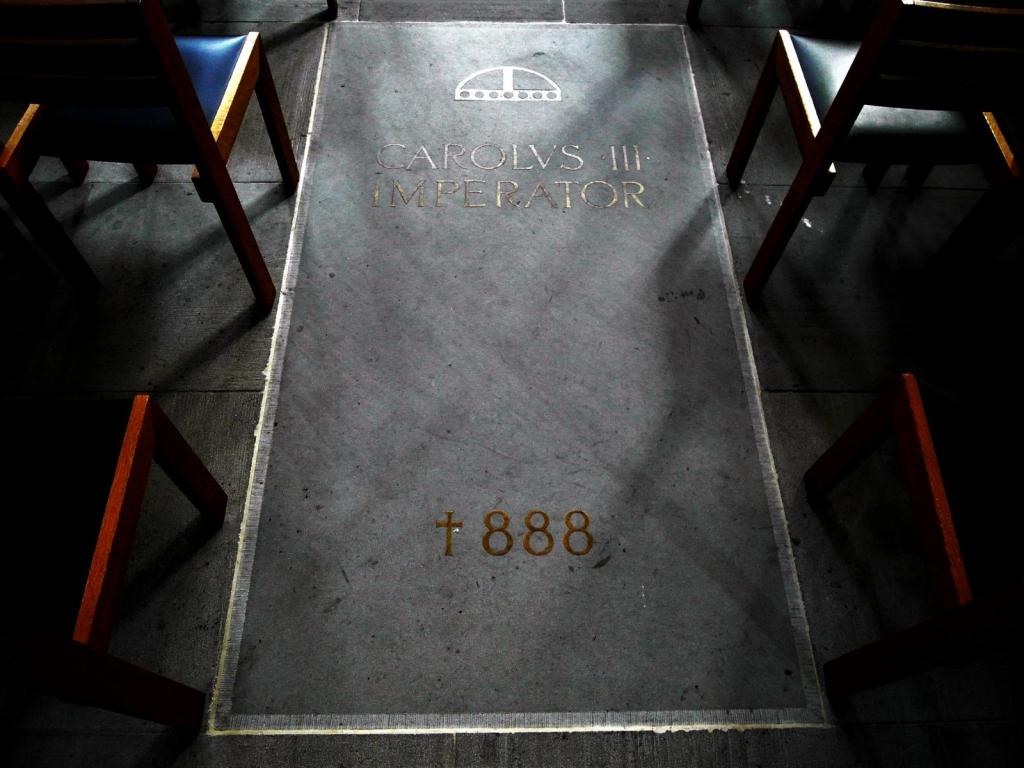 Reichenau: Mittelzell Münster - Grabplatte von Kaiser Karl III., dem Dicken (2017)