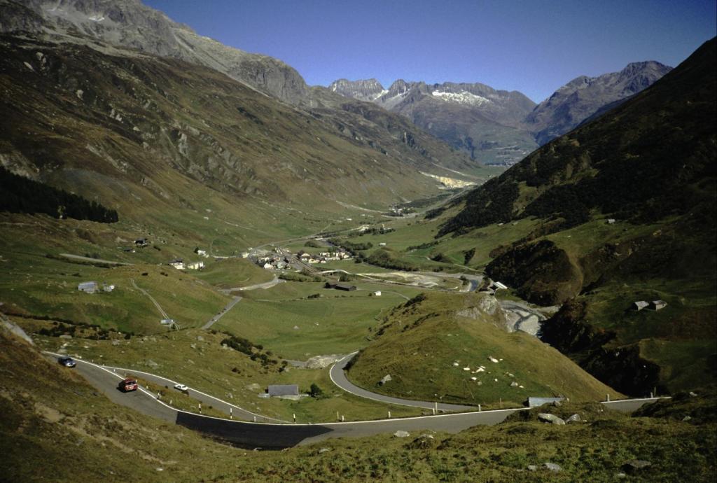 Furkapass: Auffahrt von Andermatt - Blick nach Nordost, nach Urseren (1989)