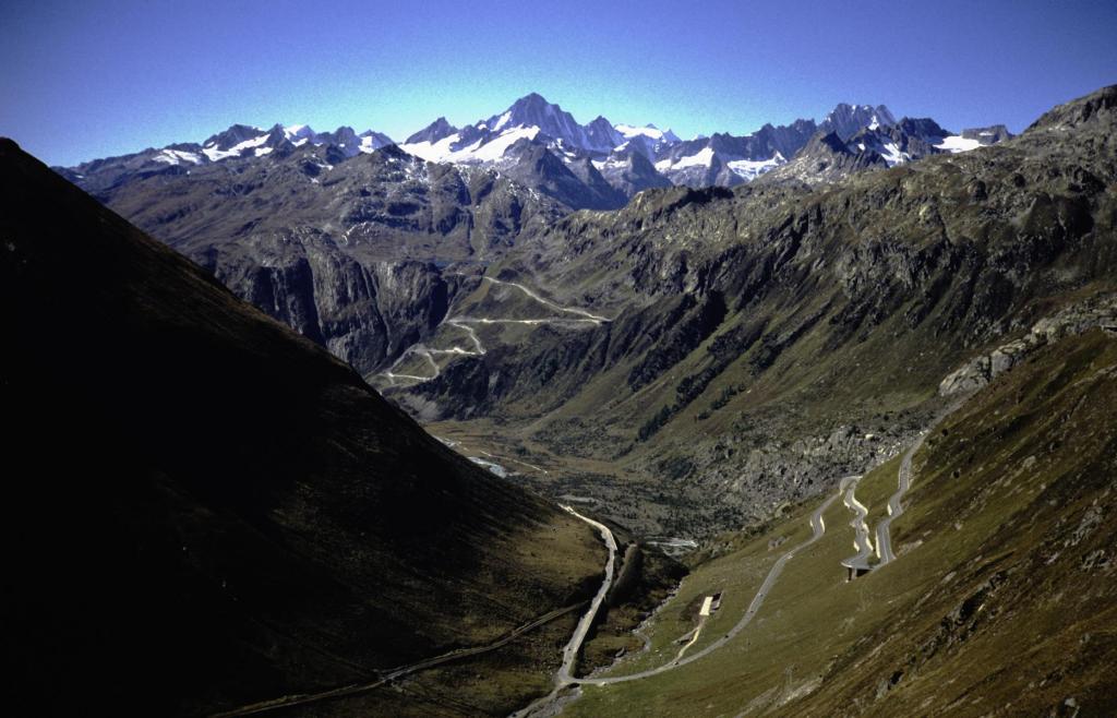 Blick vom Furkapass zum Grimselpass und zu den Berner Alpen (1989)