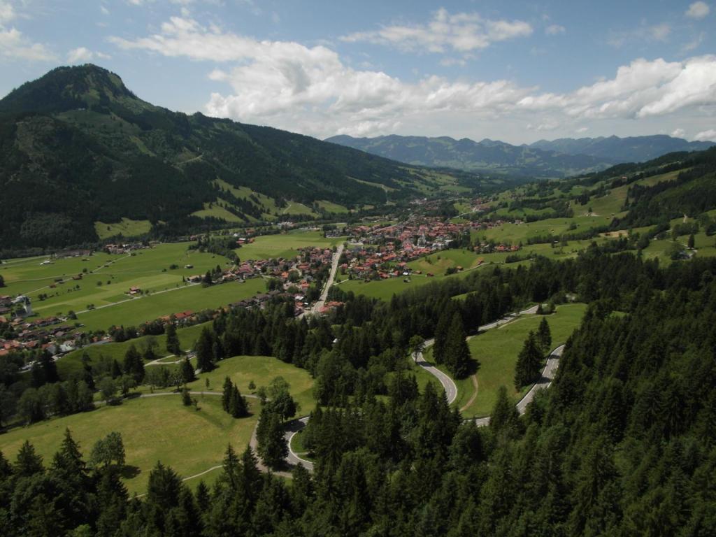 Oberjochpass: Aussichtspunkt Kanzel, links Imberger Horn, rechts hinten Hörnerkette und Nagelfluhkette (2017)