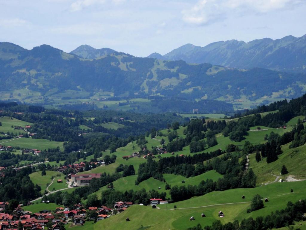 Oberjochpass: Aussichtspunkt Kanzel, links Hörnerkette, rechts Nagelfluhkette (2017)