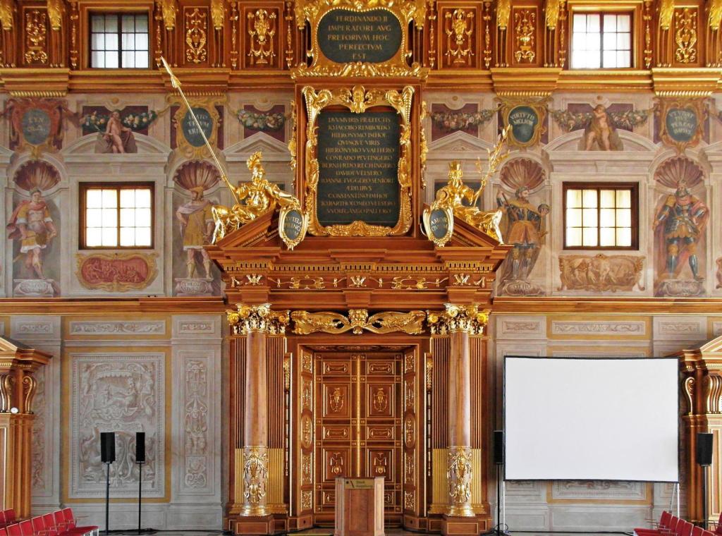 Augsburg: Rathaus Goldener Saal - südliches Hauptportal mit Inschrift (2016)