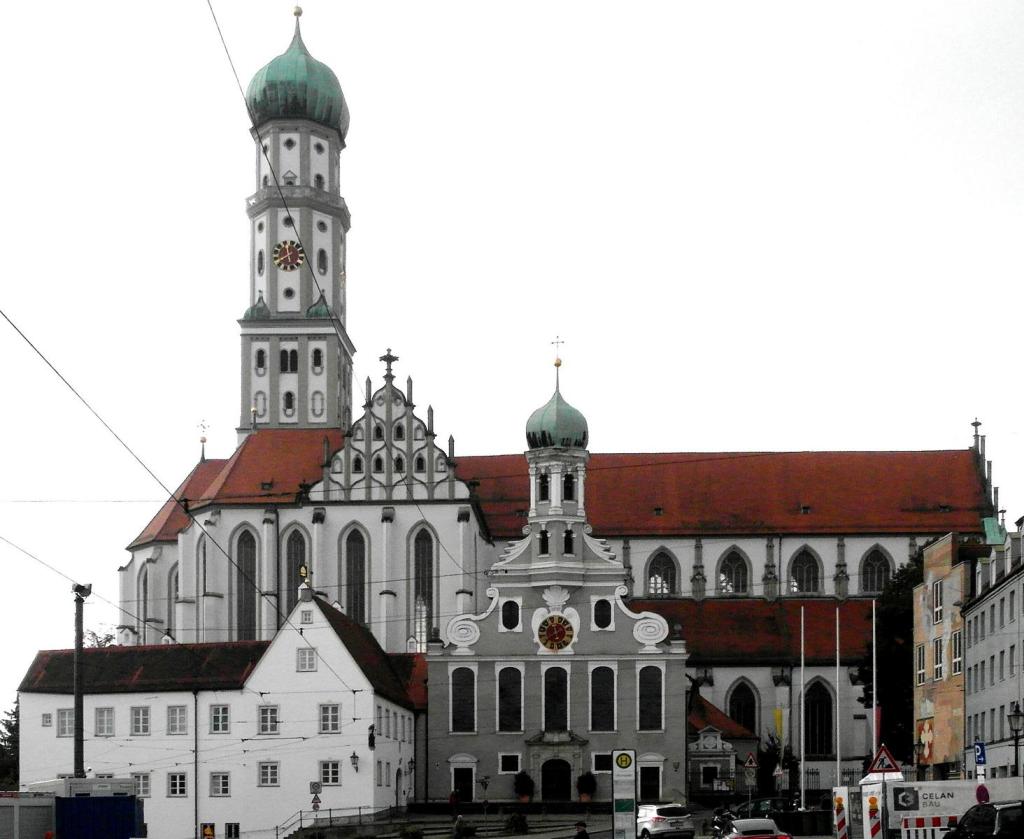 Augsburg: St. UIrich und Afra, davor ev. Ulrichskirche (2016)