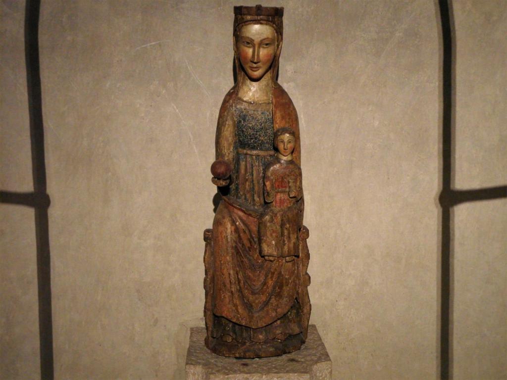 Augsburg: Dom Krypta - romanische Madonna mit Kind im älteren westlichen Teil (2016)