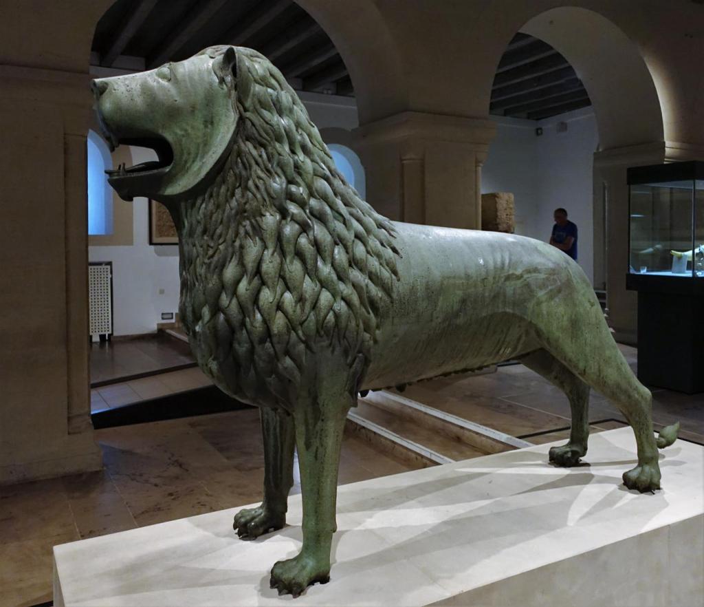 Braunschweig: Burg Dankwarderode Original des Löwendenkmals (2023)