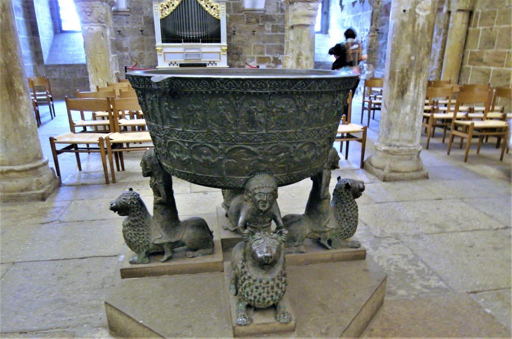 Bremen: Dom Westkrypta Taufbecken (2018)