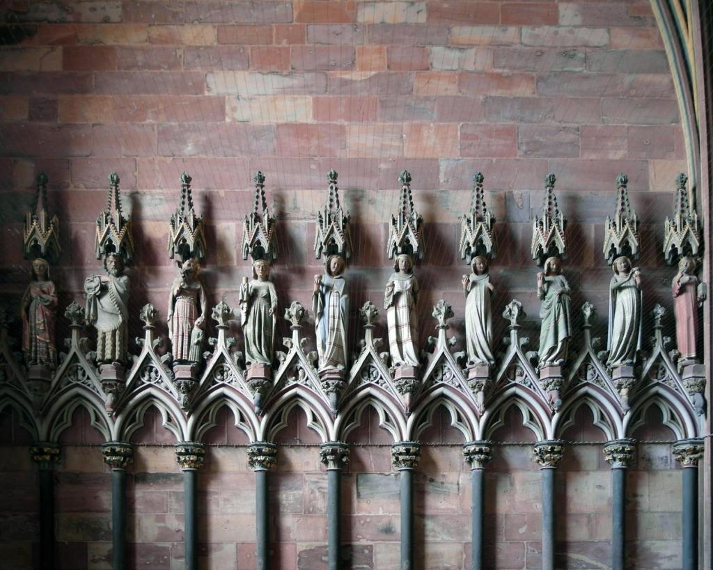 Freiburg: Münster Skulpturenzyklus in der Vorhalle (2011)