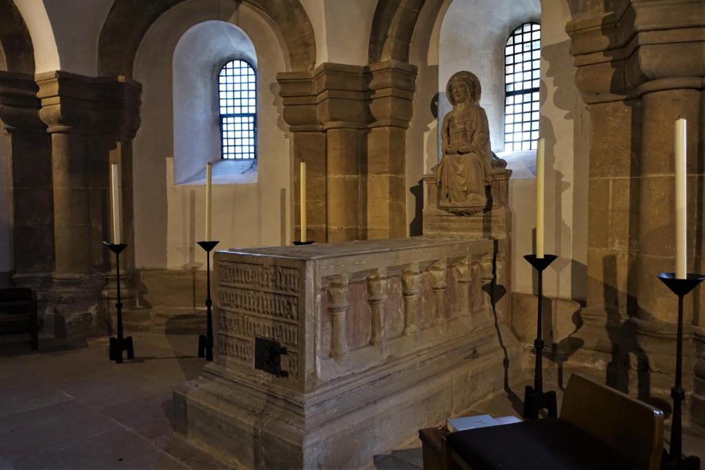 Fritzlar: Dom Krypta Grab und Steinfigur von Wigbert (2022)