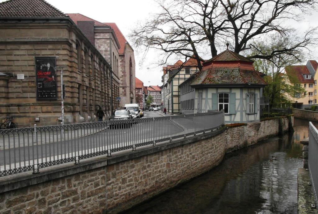 Göttingen: Heyne-Ufer, links Alte Universitätsbibliothek (2017)