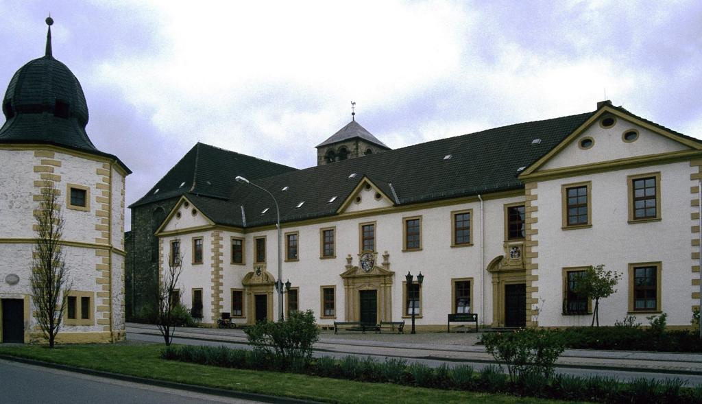 Helmstedt: Ludgerikloster, links Taubenturm (1990)