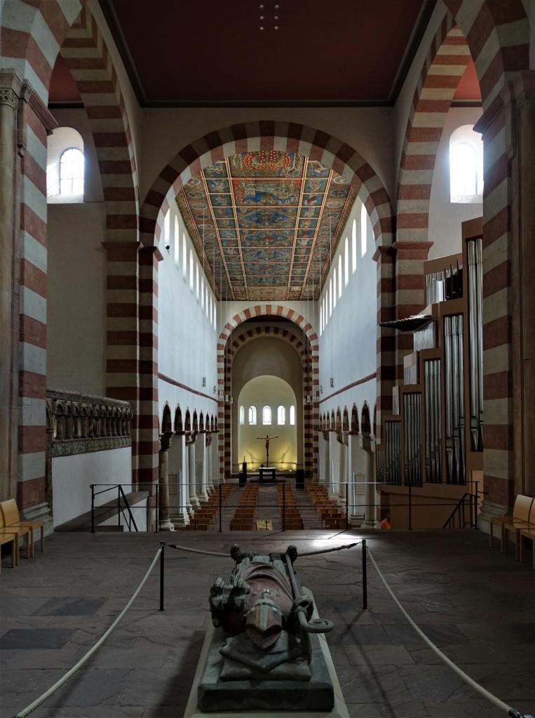 Hildesheim: Michaeliskirche Blick vom Westchor nach Osten, vorne Bernward-Grabplatte (2022)