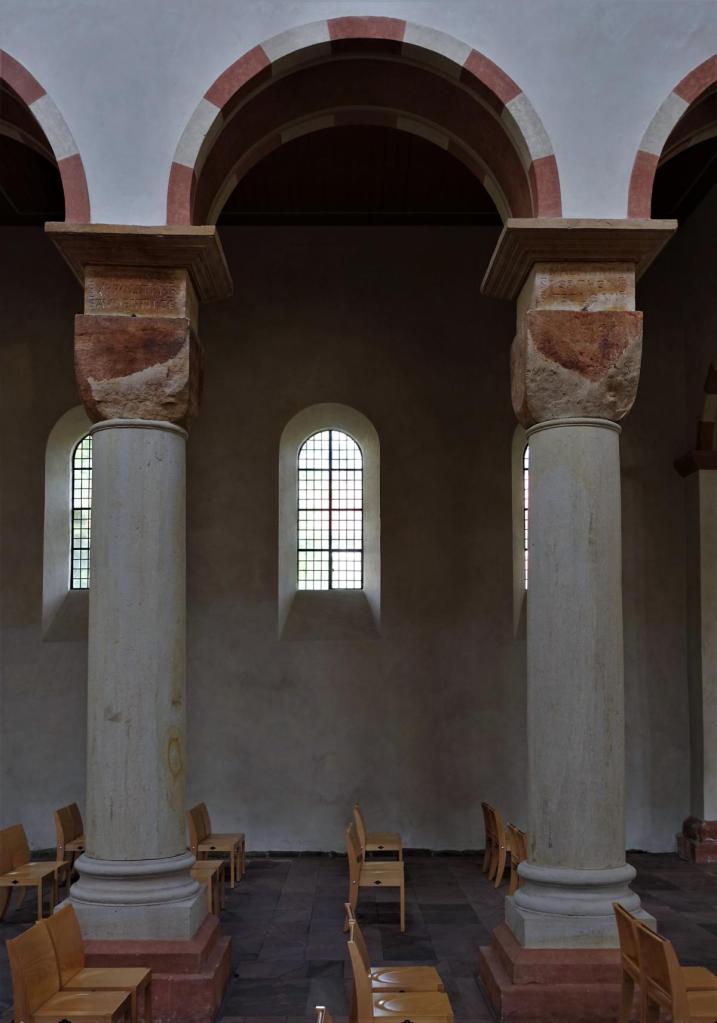 Hildesheim: Michaeliskirche Bernwardsäulen der Mittelschiffarkaden zum nördlichen Seitenschiff (2022)