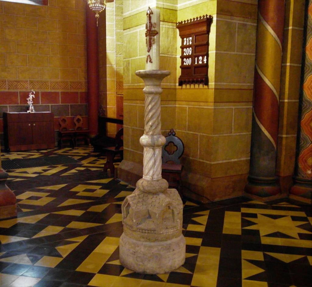 Königslutter: Kaiserdom Chor Osterleuchter (2015)