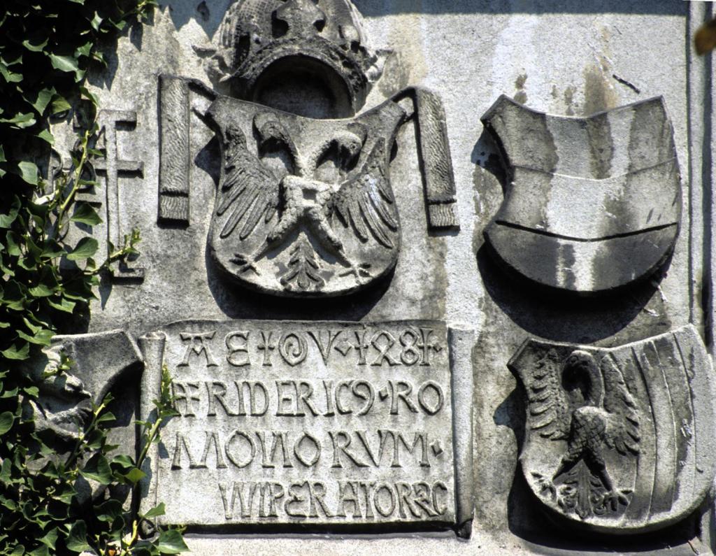 Linz: Schloss Friedrichstor - Wappen von 1481 (2006)