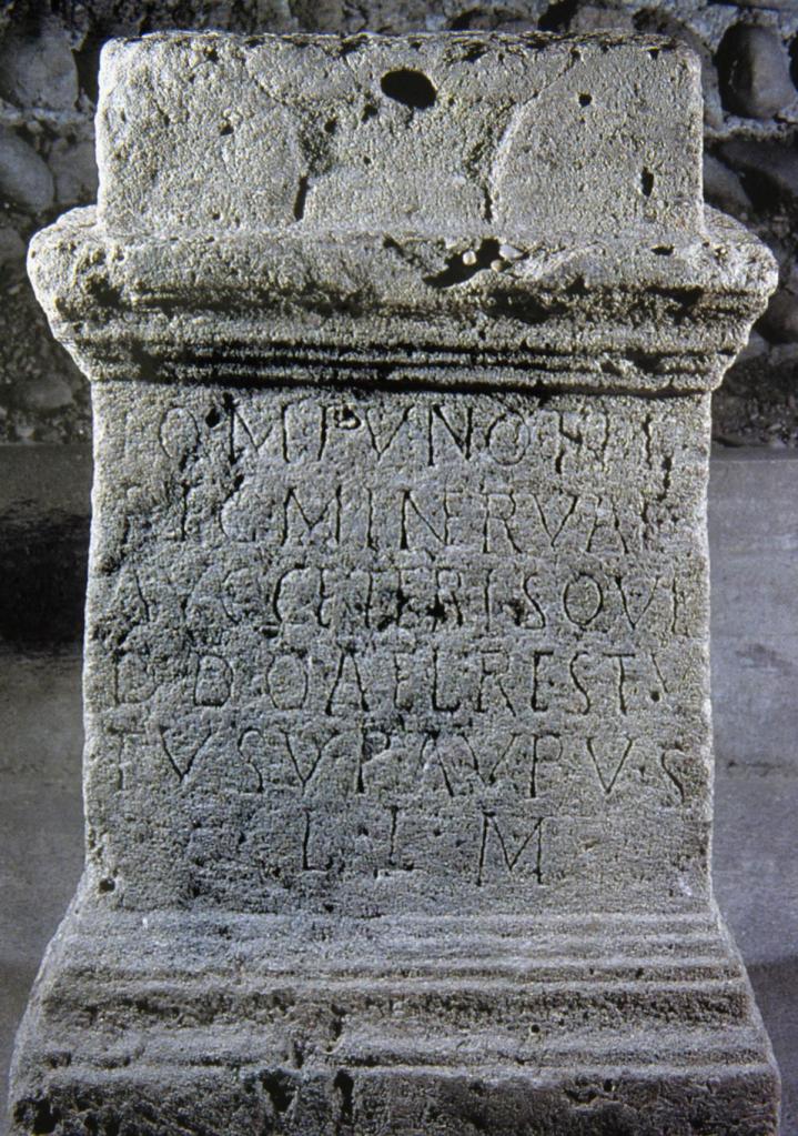 Enns-Lorch: Laurenzkirche Unterkirche - Weihealtar für römische Götter (2006)