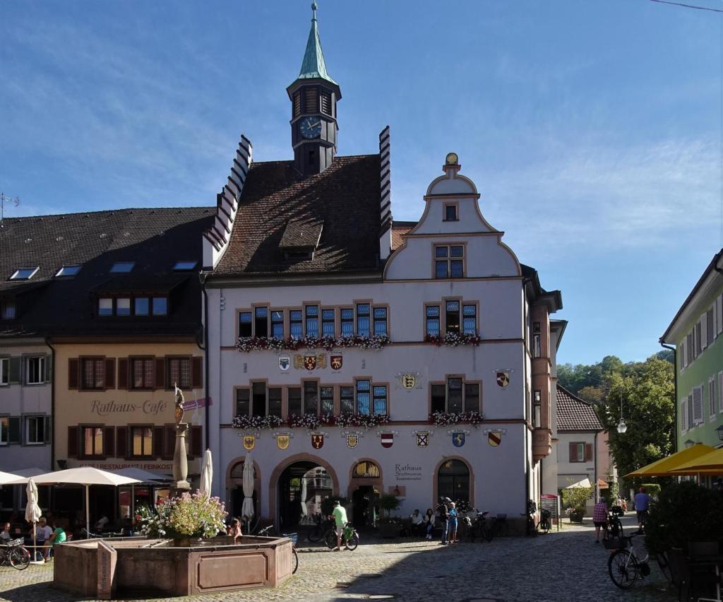 Staufen: Marktbrunnen und Rathaus (2023)