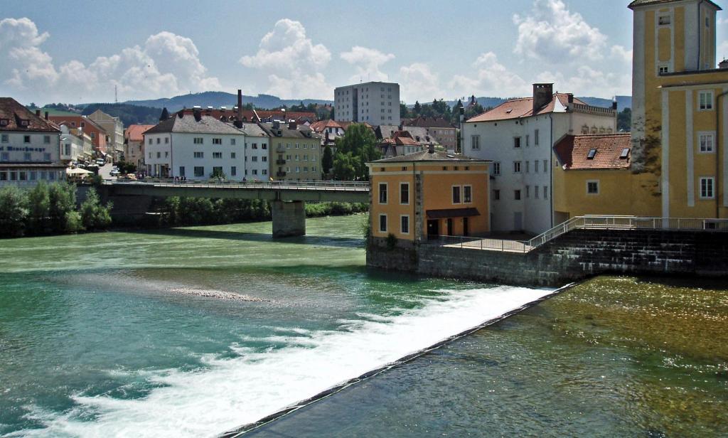 Steyr: Zusammenfluss der Flüsse Steyr [vorn] und Enns [hinten] (2006)