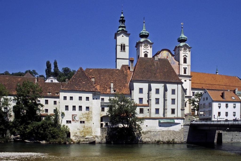 Steyr: Bürgerspital, dahinter Michaelerkirche (2006)