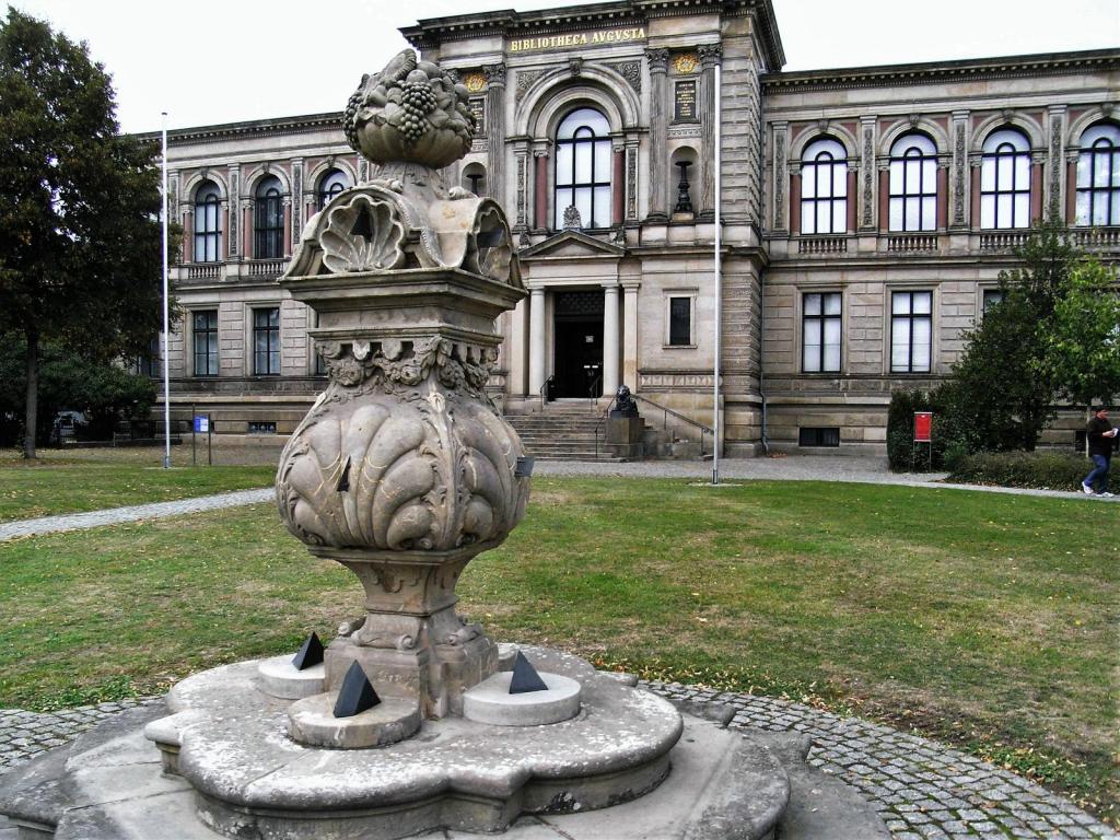 Wolfenbüttel: Herzog August-Bibliothek und Sonnenuhr (2009)