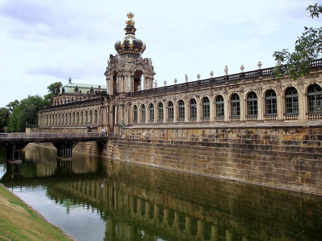 Dresden: Zwinger - Langgalerie und Kronentor mit Zwingergraben (2006)