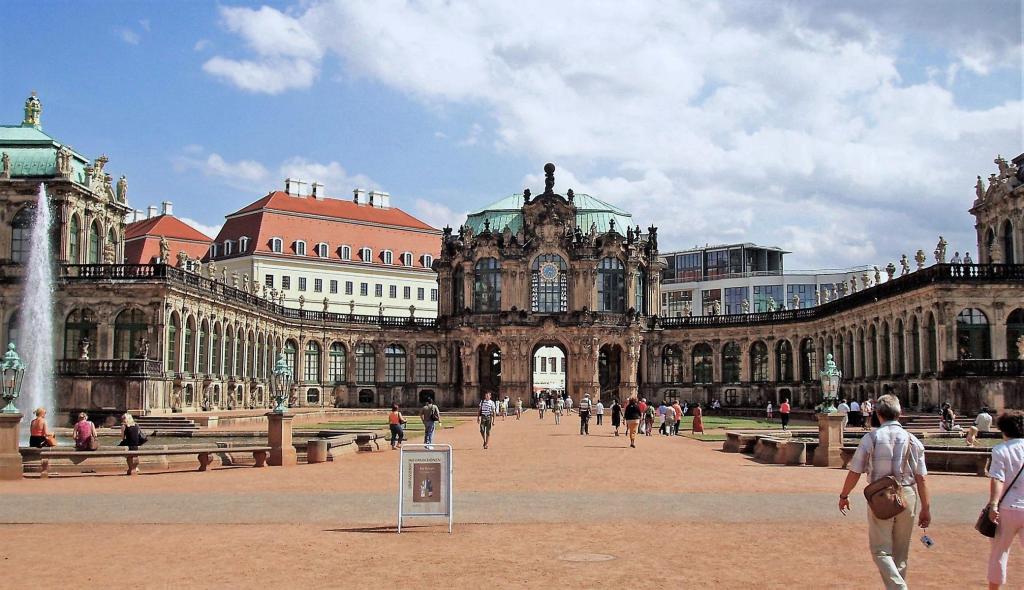 Dresden: Zwinger Blick zum Glockenspielpavillon (2006)