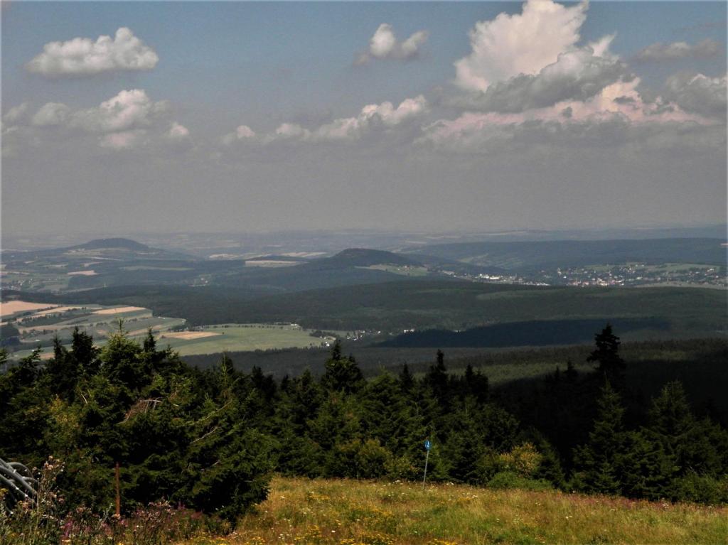 Blick vom Fichtelberg nach Norden, links Pöhlberg (2020)