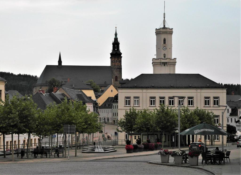 Schneeberg: Marktplatz mit Rathaus und Wolfgangskirche (2020)