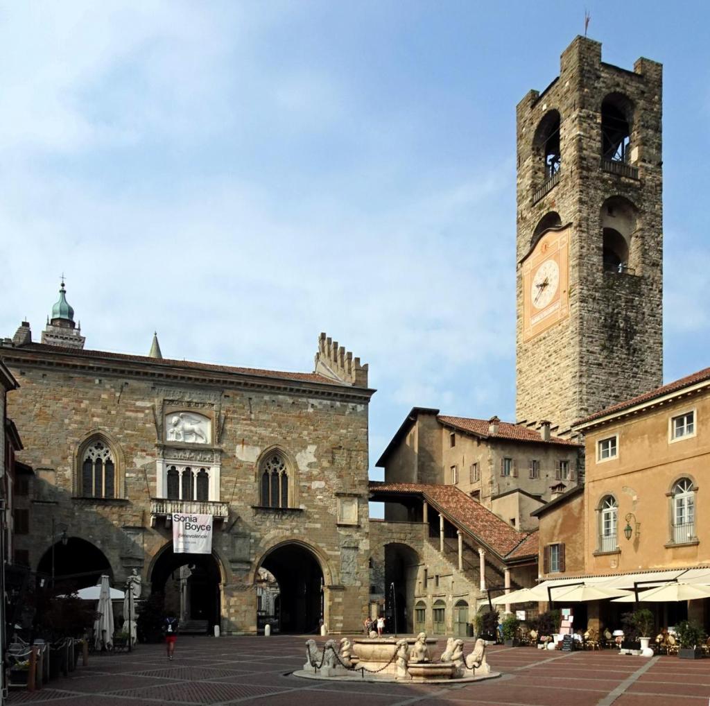 Bergamo: Rathaus [Palazzo della Ragione] und Stadtturm [Torre del Commune] (2024)