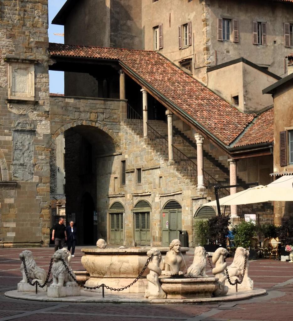Bergamo: Rathaus [Palazzo della Ragione] und Löwenbrunnen (2024)