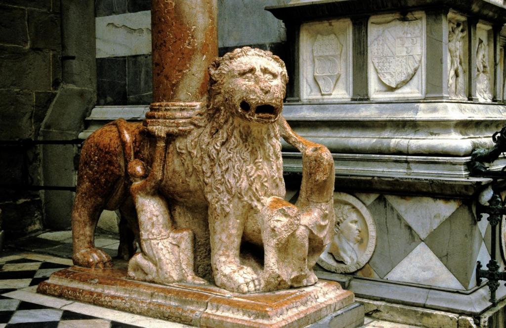 Bergamo: Santa Maria Maggiore Portallöwe am Nordportal (2002)