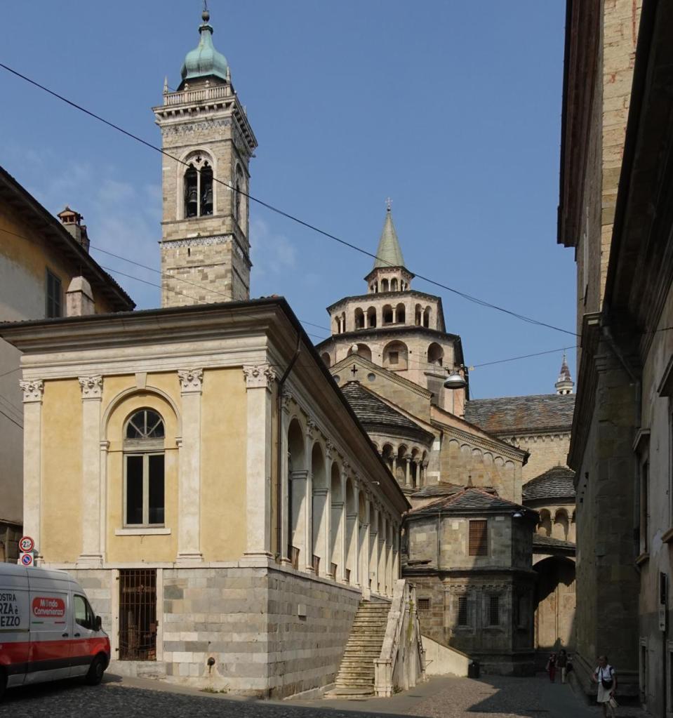 Bergamo: Visconti-Brunnen und [hinten] Santa Maria Maggiore Ostseite und Turm (2024)